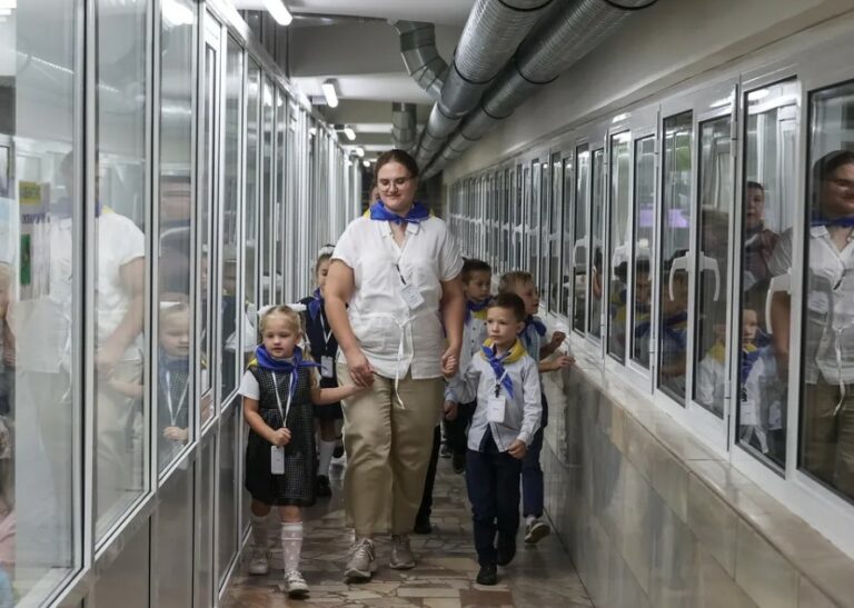 Escolas subterrâneas para proteger as crianças