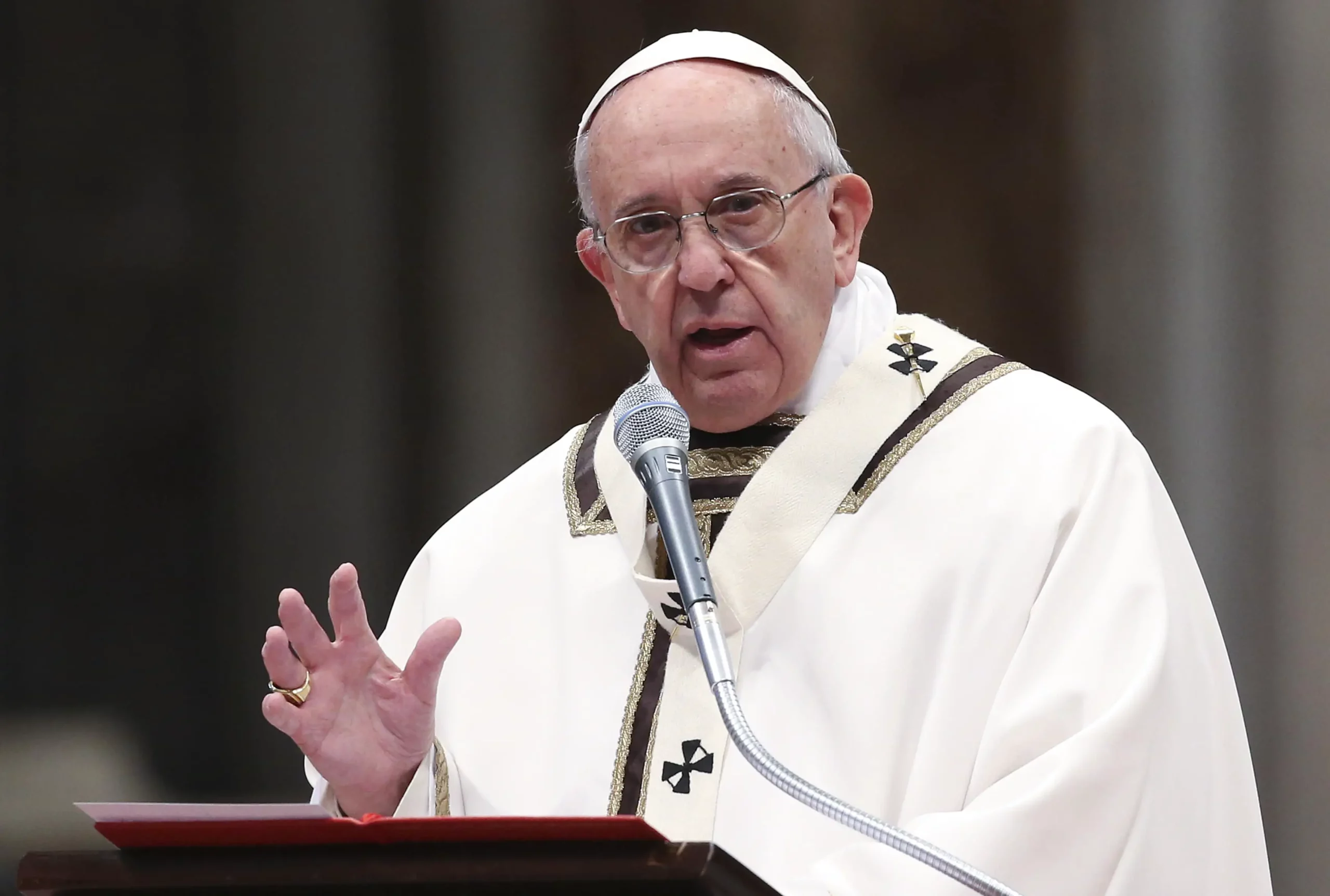 O Papa manda, mas a Igreja não o obedece
