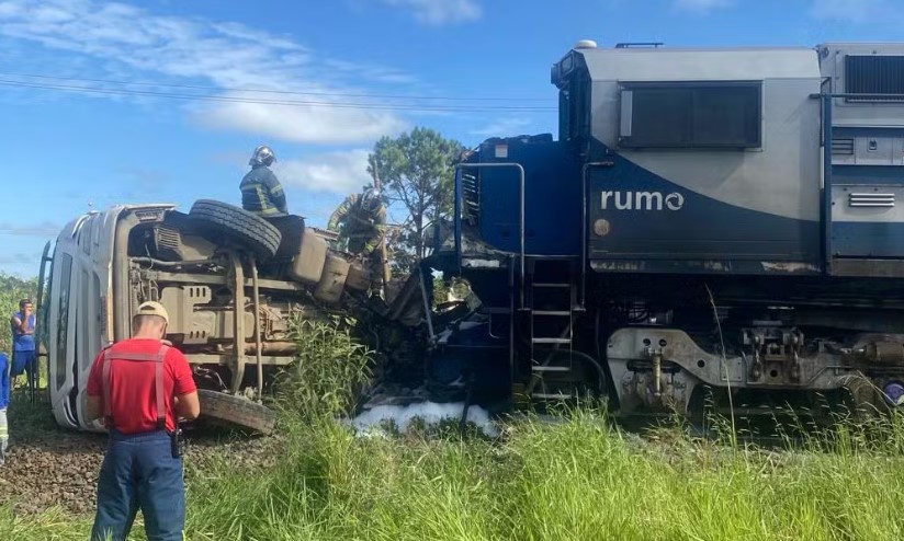 Acidente entre trem e caminhão em Ponta Grossa