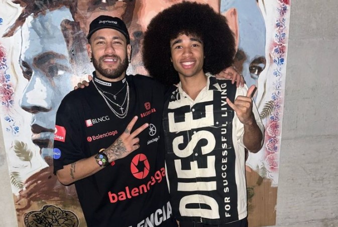 Neymar Jr agora tem dente de ouro