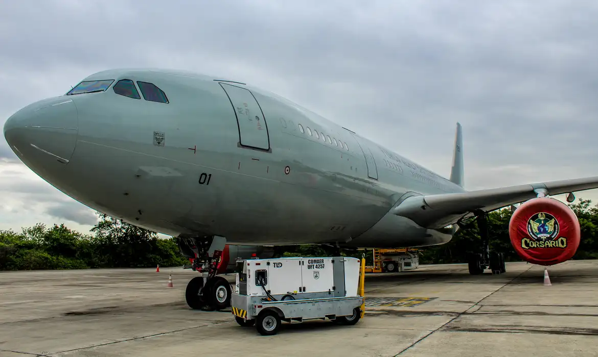 Avião brasileiro aguarda liberação para repatriar brasileiros em Gaza