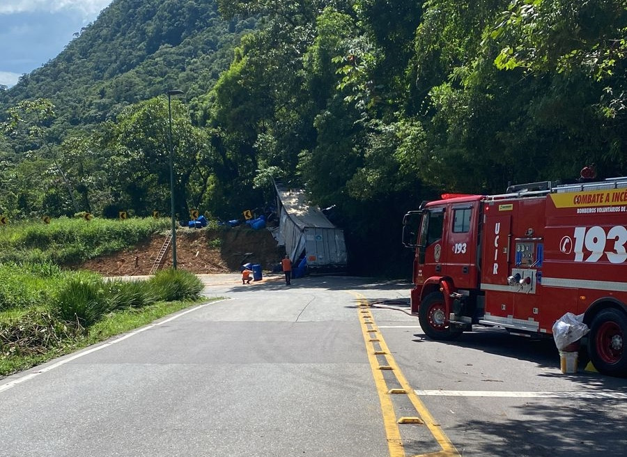 Caminhão com ácido sulfônico bate, vaza produtos químicos e contamina água em Joinville