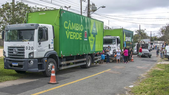 Curitiba volta a trocar recicláveis por alimentos saudáveis e frescos
