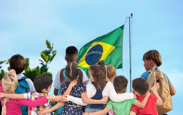 Hino Nacional e hasteamento da Bandeira Nacional podem ser obrigatórios em 2024