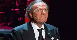 Julio Iglesias é detido em aeroporto