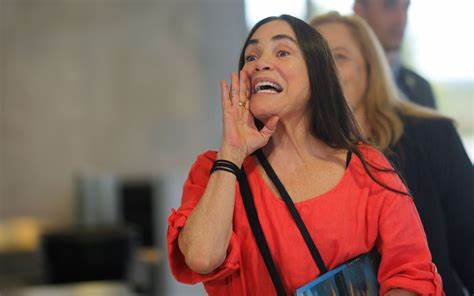 Regina Duarte dá sua opinião sobre vacinas contra covid em crianças