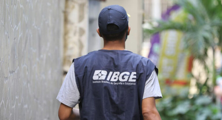 IBGE abre inscrições para 9.590 vagas temporárias com salário a partir de R$ 2.676,24.