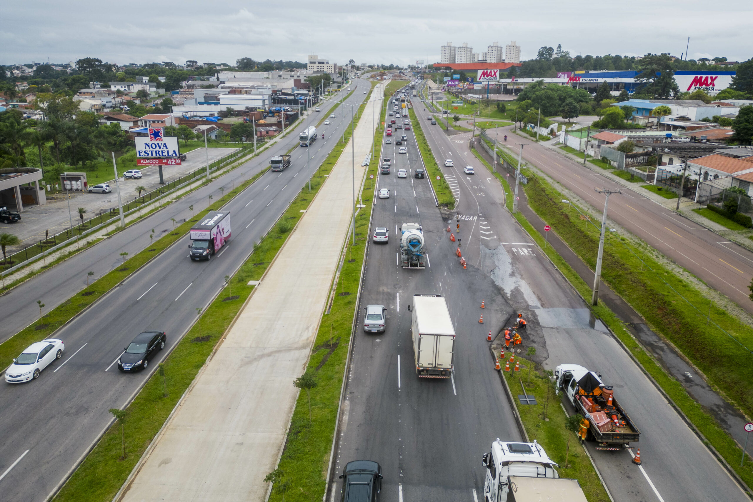 Liberado mais um trecho da pista principal da Linha Verde para o tráfego de veiculos, entre o hospital Vita e o Max Atacadista no Bairro Alto. -  Curitiba, 24/11/2023 - Foto: Daniel Castellano / SMCS