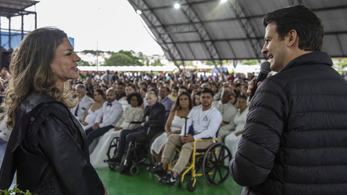 Casamento coletivo emocionante une 732 casais