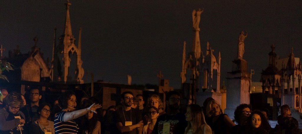 Passeio noturno pelo cemitério