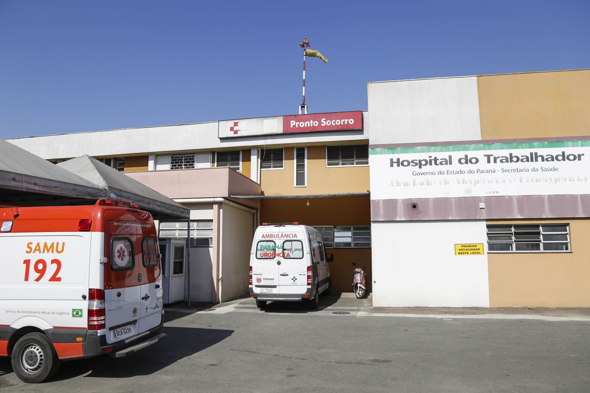 Falta de leitos, demora para receber pacientes que chegam em ambulâncias: sistema de saúde de Curitiba pressionado