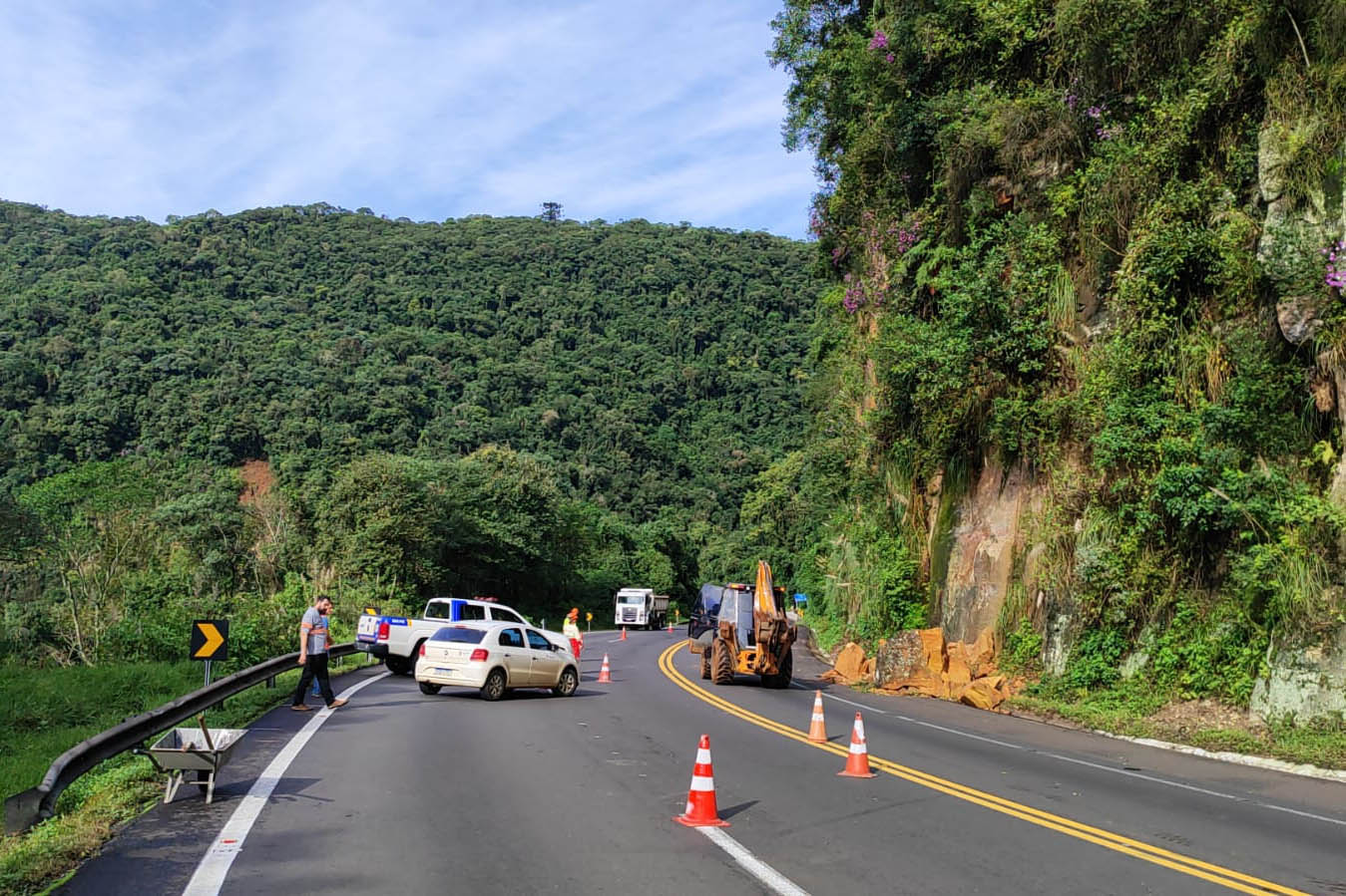 BR-277 continua bloqueada