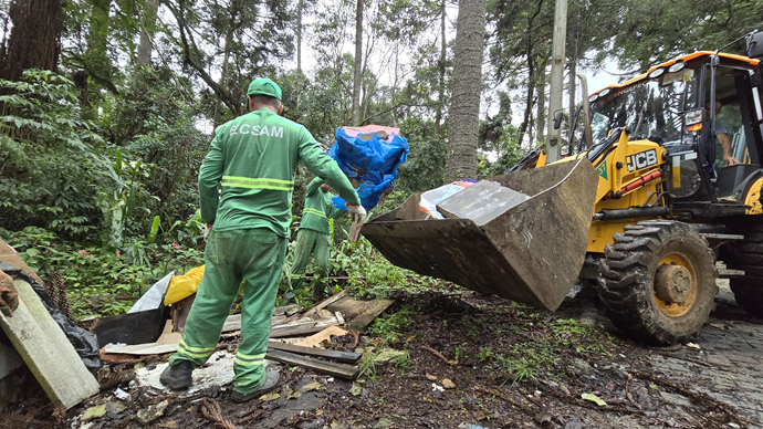 Prefeitura de Curitiba recolhe resíduos descartados irregularmente