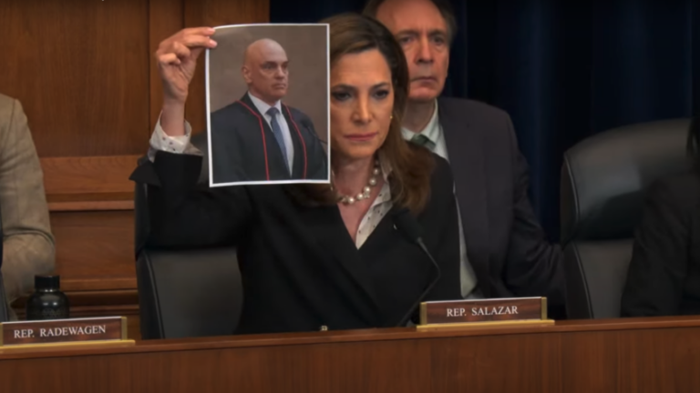 Deputada dos EUA exibe foto de Alexandre de Moraes em audiência no Congresso Americano