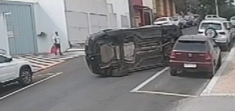 Carro bate e tomba no centro de Jacarezinho