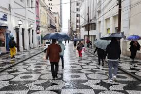 Curitiba tem frio e chuvas neste fim de semana