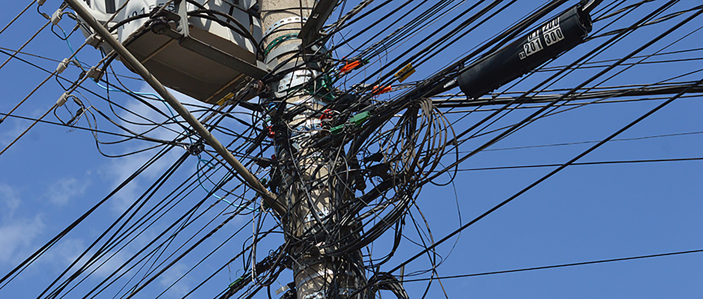 Curitiba: chega de fios soltos e emaranhados nos postes da cidade