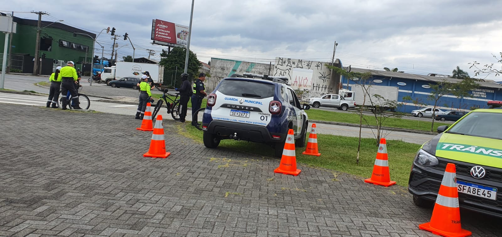 Abordagem e orientação nas canaletas de ônibus em Curitiba