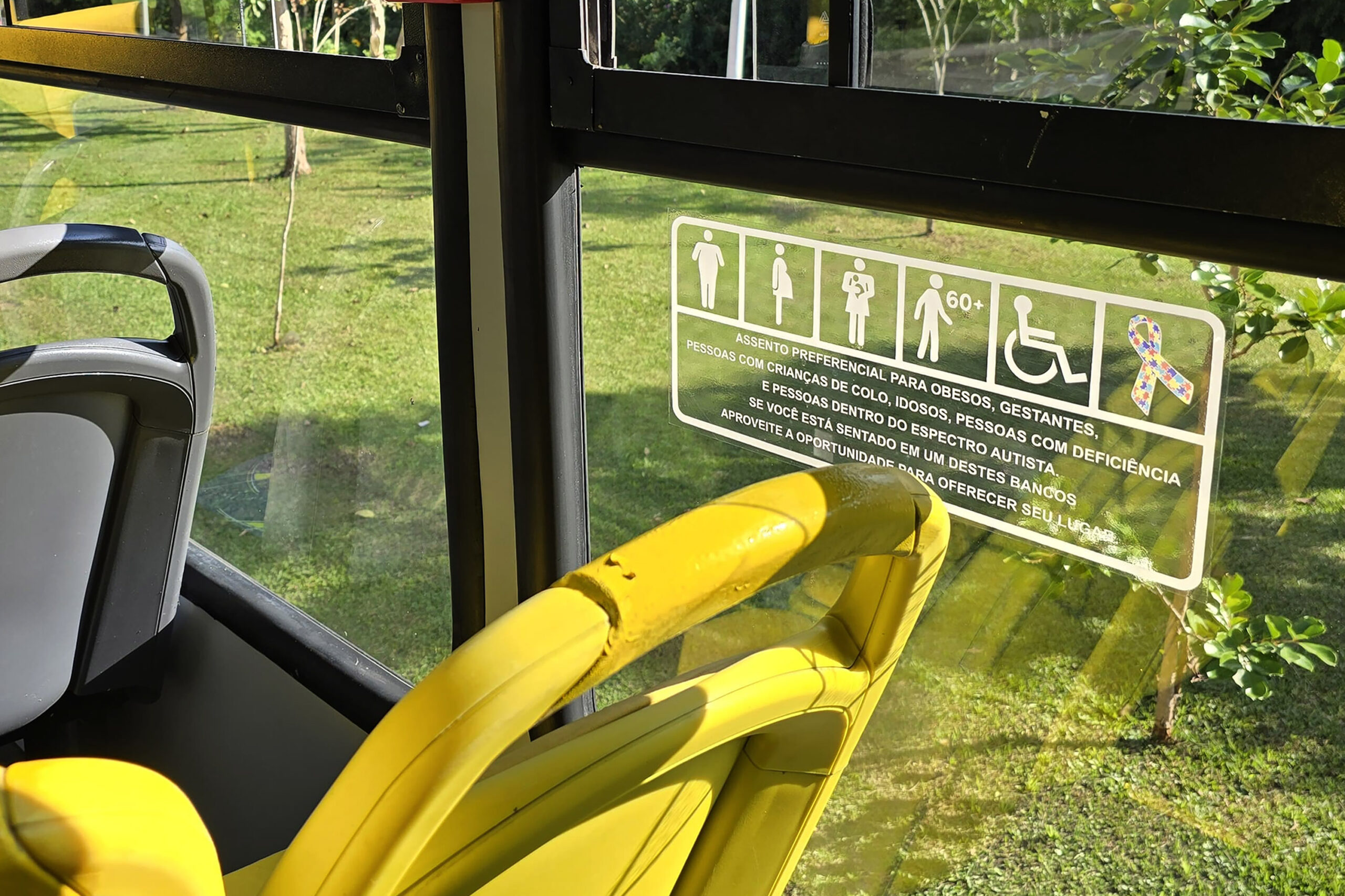 Símbolo do autismo é incluído nos assentos preferenciais dos ônibus da RMC