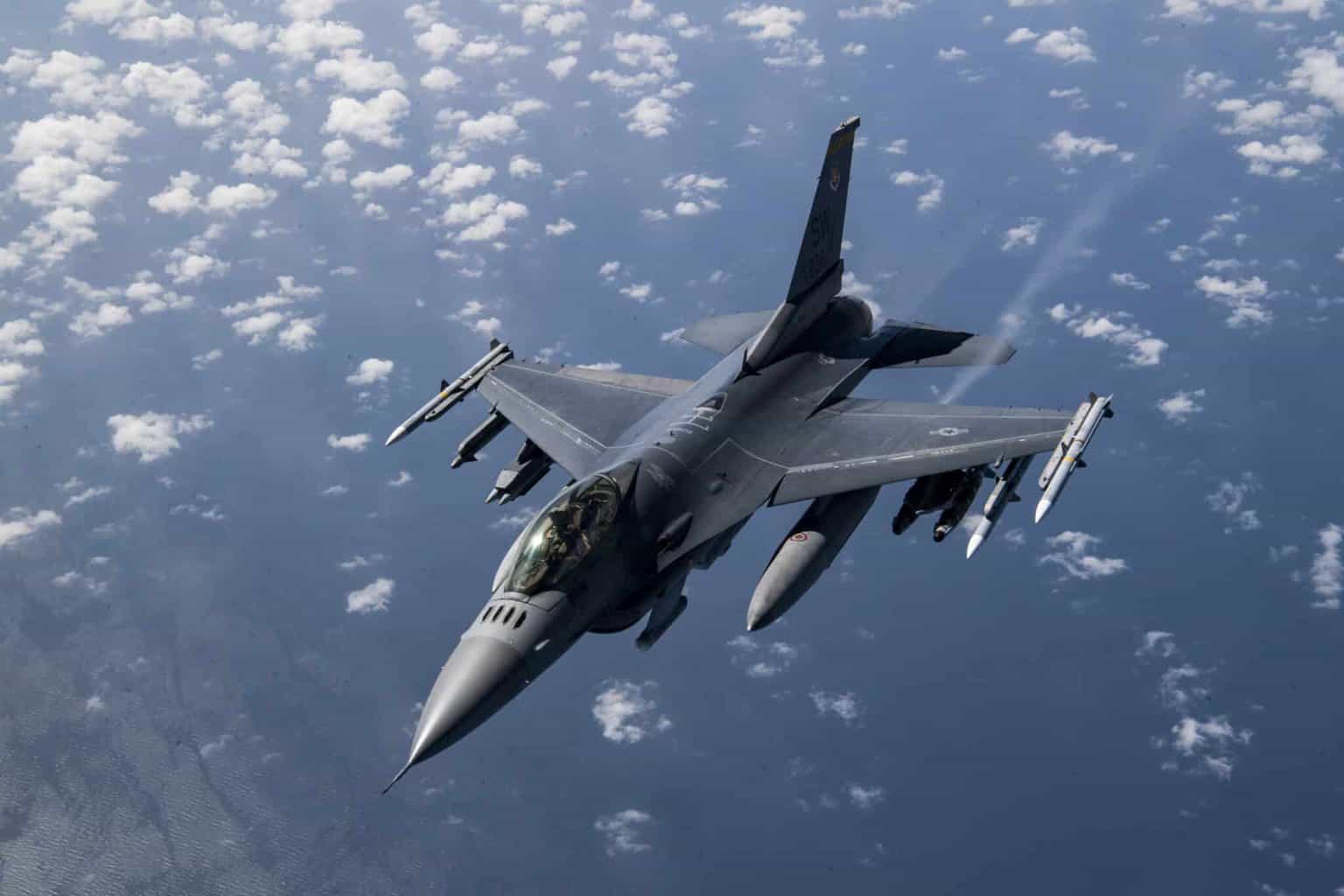 Otan começa a enviar caças F-16 para a Ucrânia