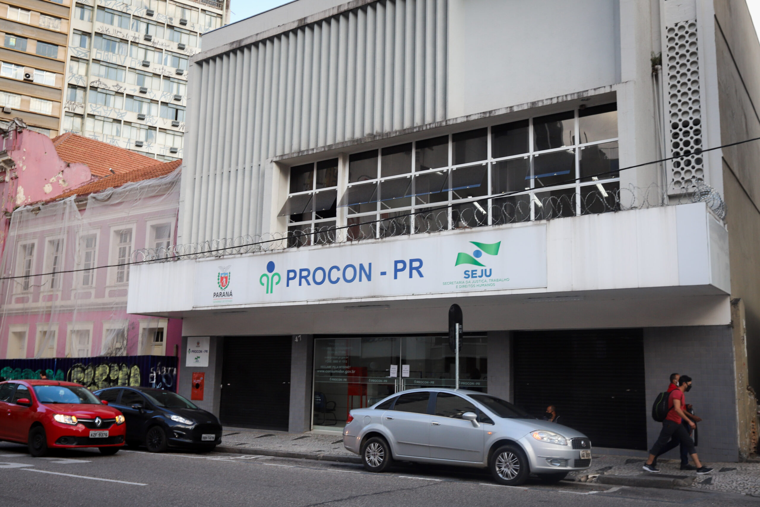 Procon-PR notifica bancos que financiam carros usados ou seminovos