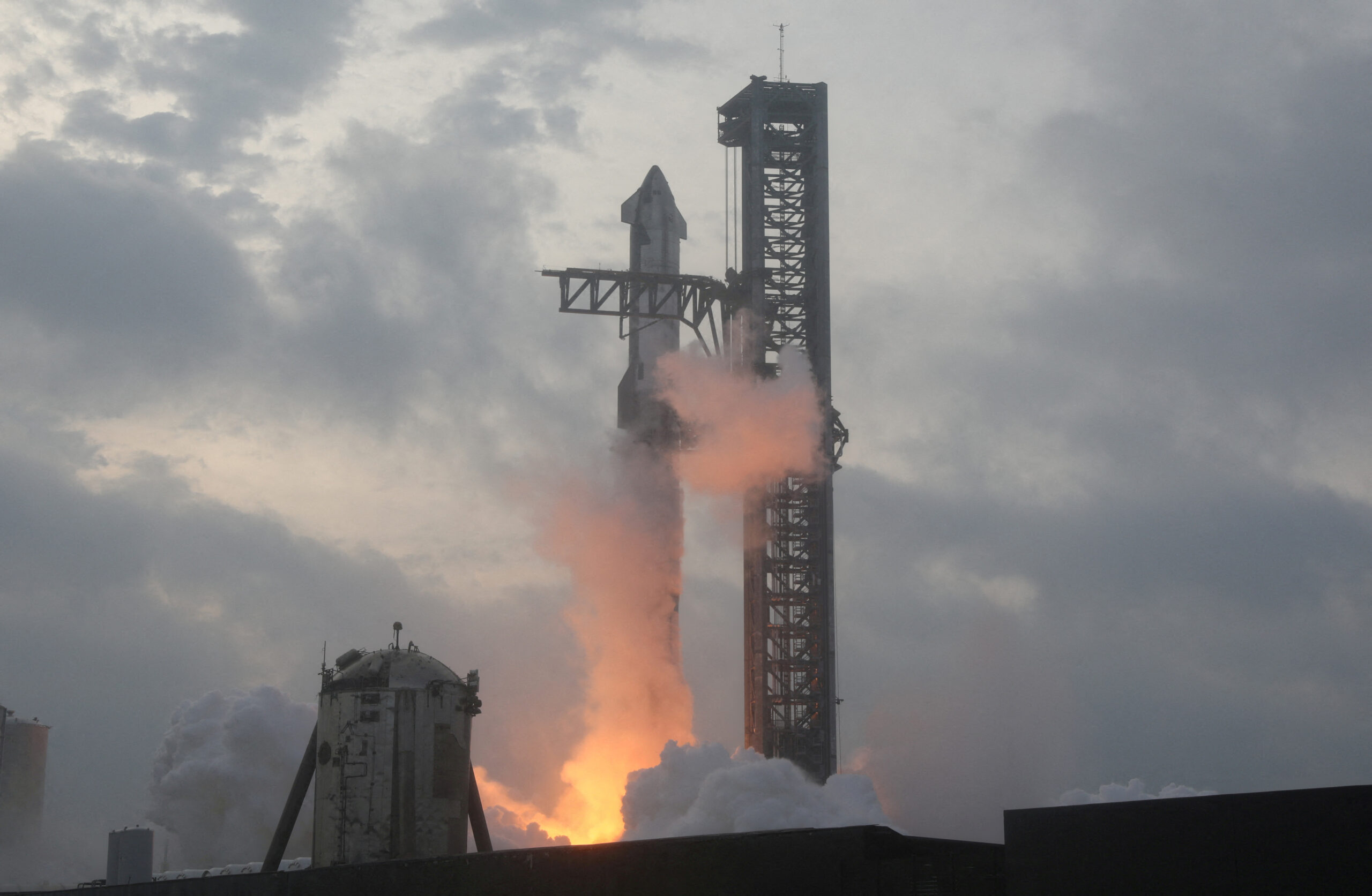 Show da SpaceX em manobra inédita de retorno da Starship