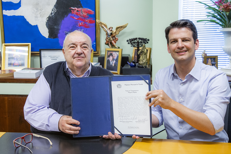 Greca passa a prefeitura a Eduardo Pimentel