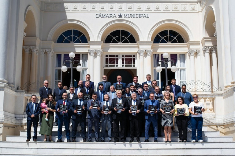 Vereadores de Curitiba fazem homenagem a eles mesmos, com direito a troféu