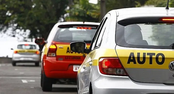 Detran-PR regulamenta uso de tecnologias embarcadas em veículos de autoescolas