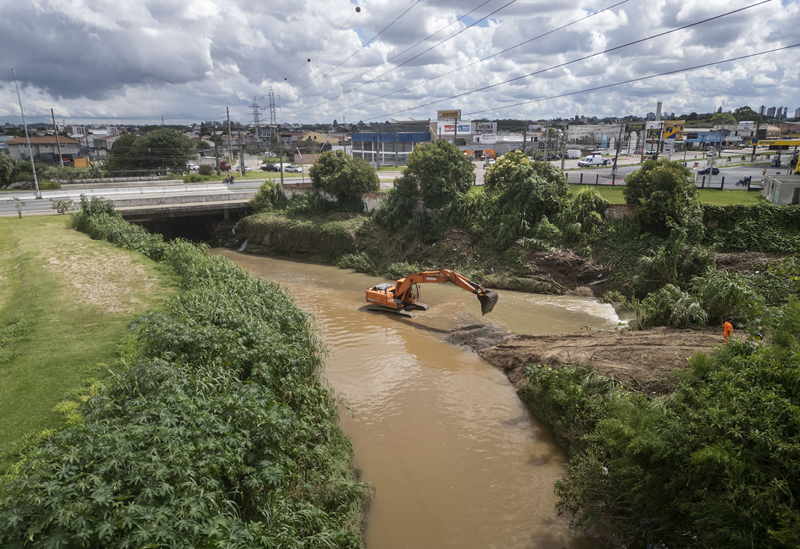 Prefeitura de Curitiba inicia limpeza do Rio Atuba para prevenir alagamentos