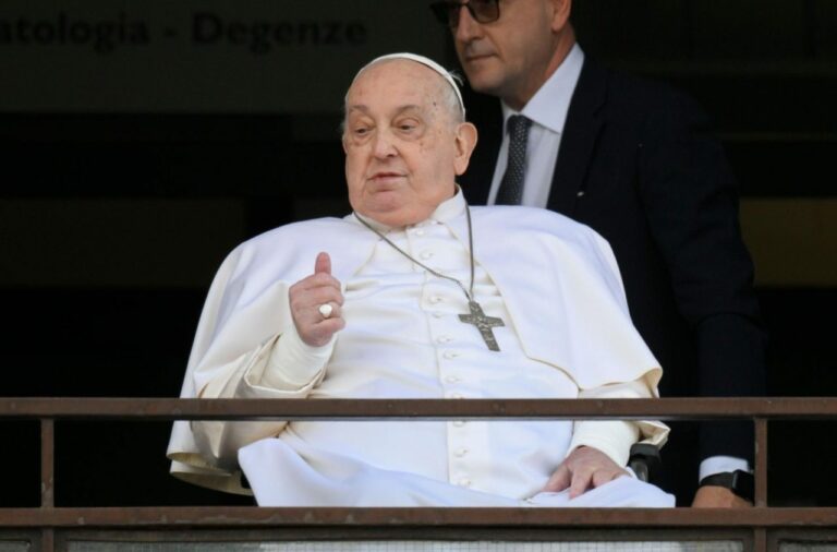Papa Francisco aparece em público pela primeira vez após doença