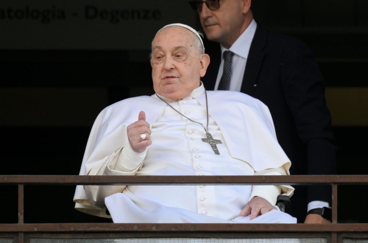 Papa Francisco aparece em público pela primeira vez após doença