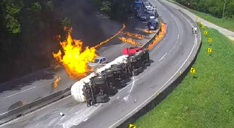 25 veículos incendiados após caminhão-tanque explodir na BR-101