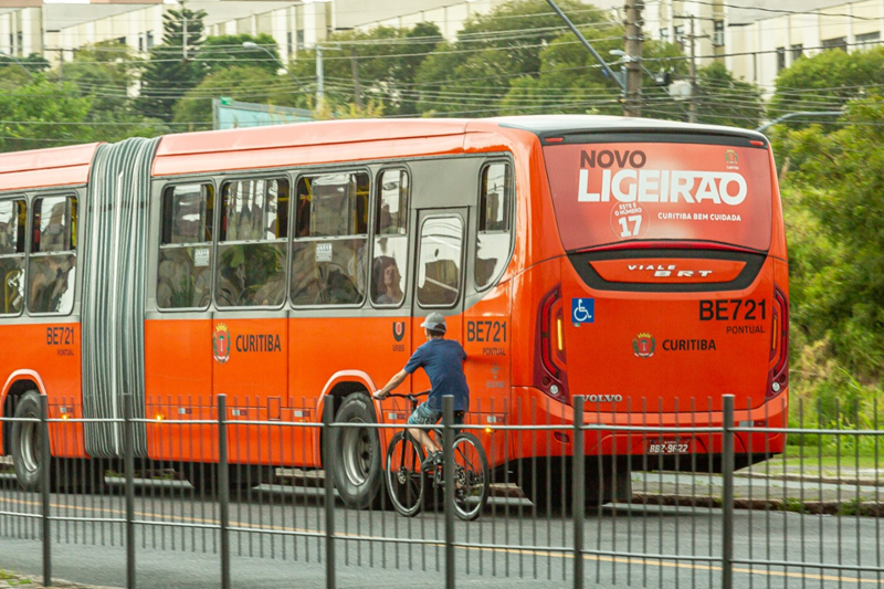 Curitiba: “rabeiras” em ônibus e acidentes em canaletas