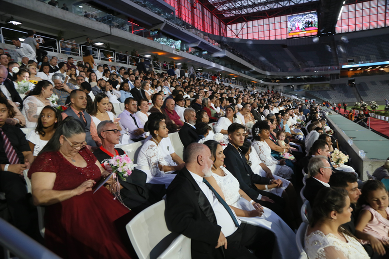 Mil casais no casamento coletivo na Arena da Baixada