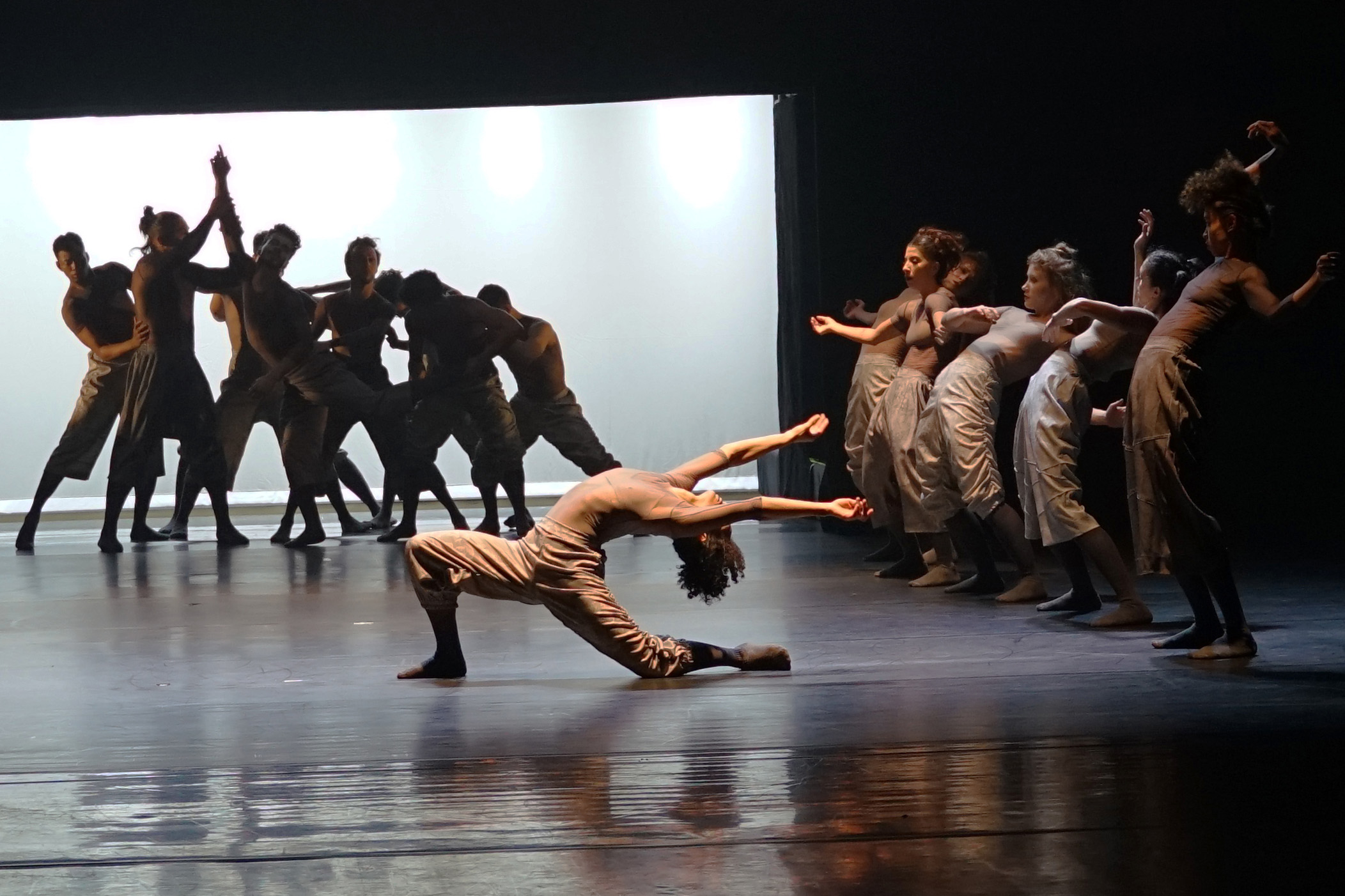 Turnê do Balé Teatro Guaíra leva dança contemporânea a Arapongas e Jacarezinho