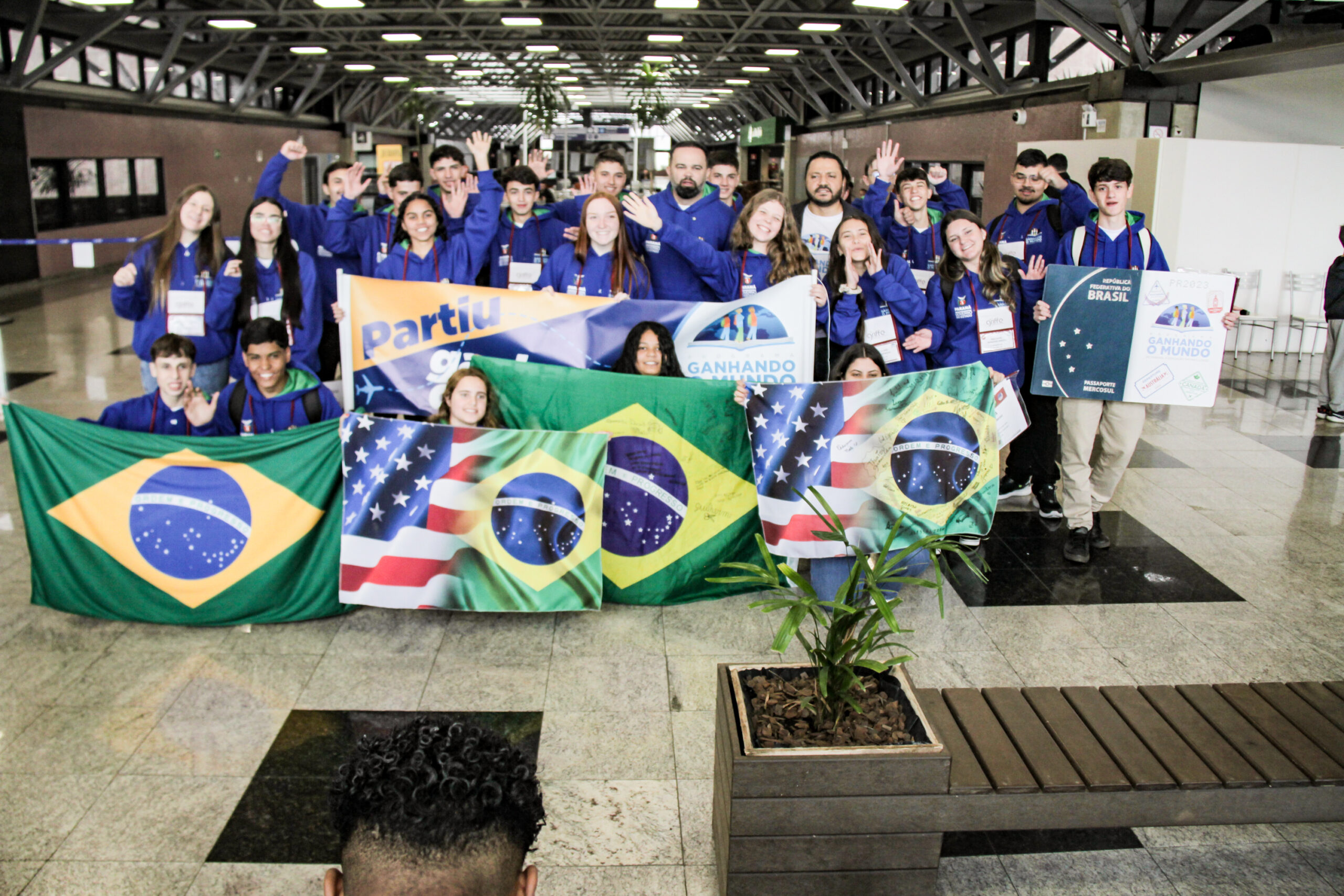 Embarque de 50 alunos para os Estados Unidos dentro do programa Ganhando o Mundo de intercâmbio de estudantes da rede estadual de ensino.