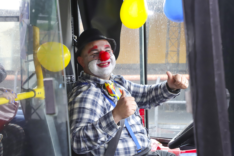 Dia das Crianças: motorista de ônibus vira palhaço e alegra passageiros em Curitiba