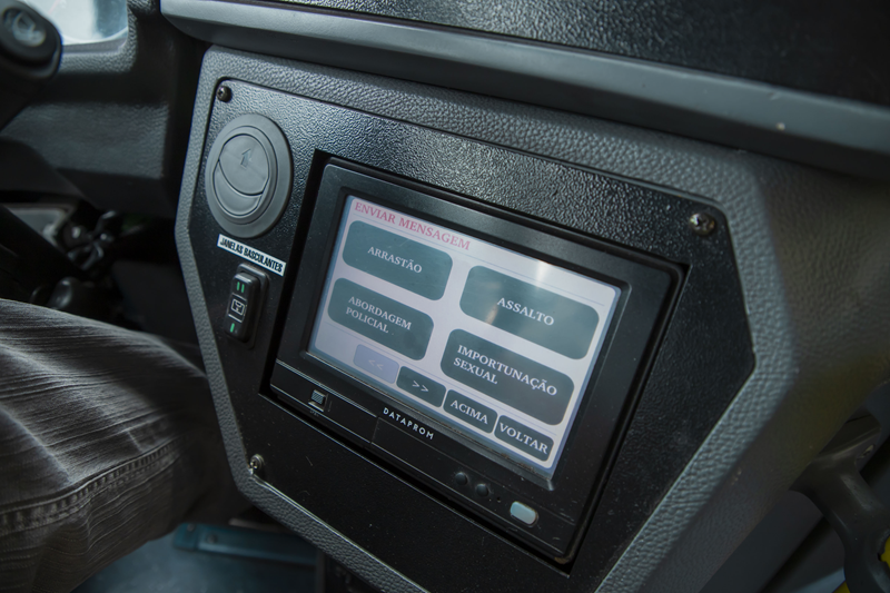 Ônibus de Curitiba têm botão para denunciar assédio sexual e alertar a Guarda Municipal