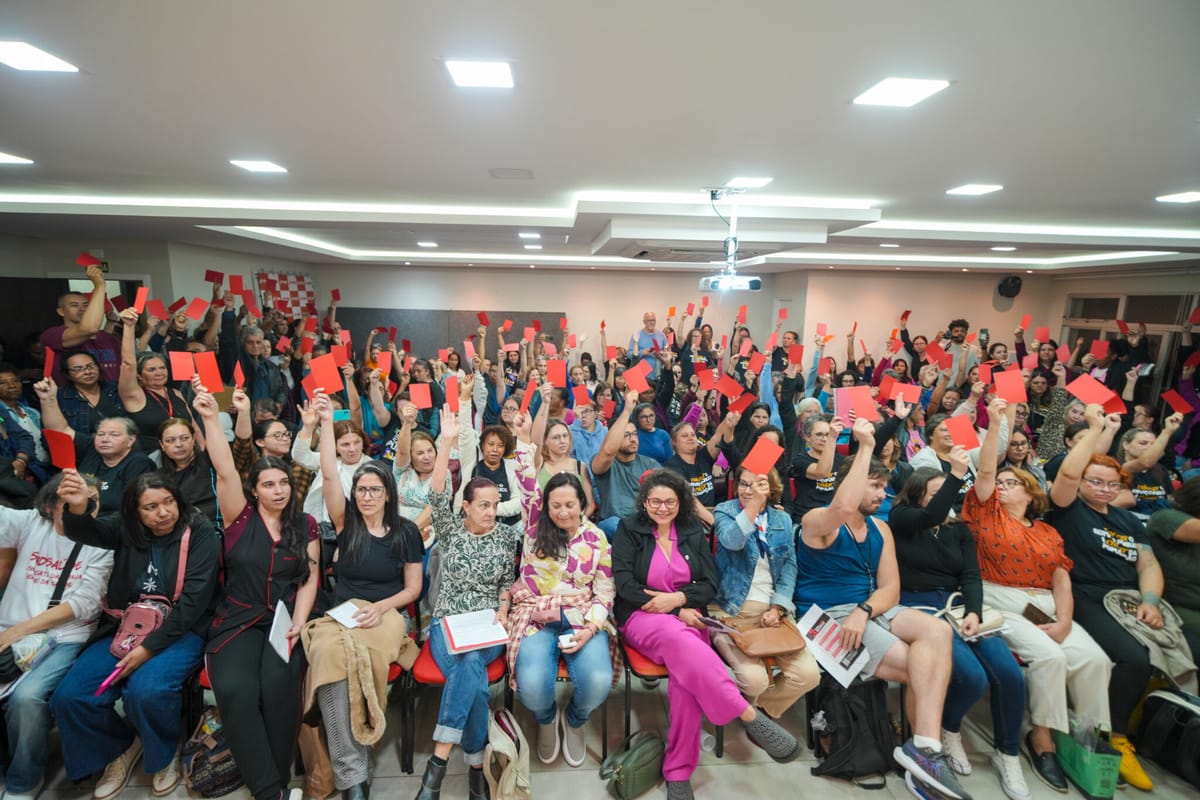 Servidores acusam prefeito de Curitiba de calote e se preparam para greve