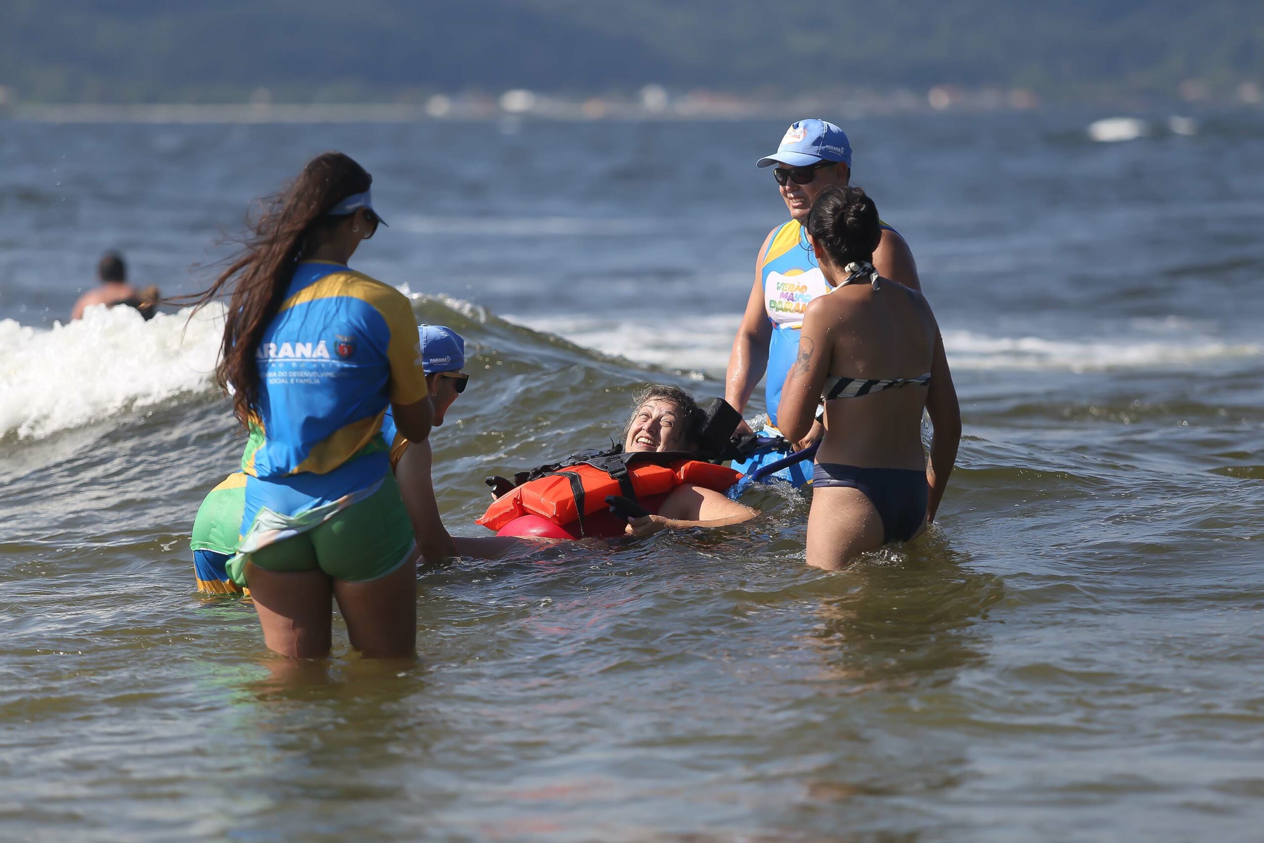Paraná vai disponibilizar cadeiras anfíbias para pessoas com deficiência ou baixa mobilidade