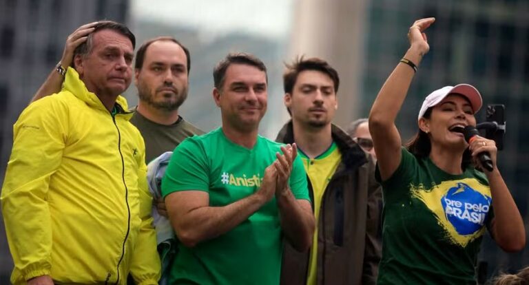 Michelle e os filhos de Bolsonaro