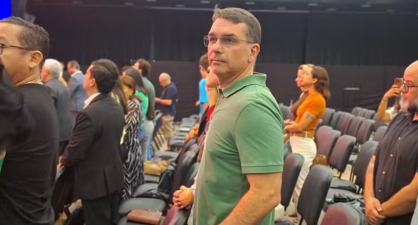 Flávio Bolsonaro admite que pode abandonar candidatura