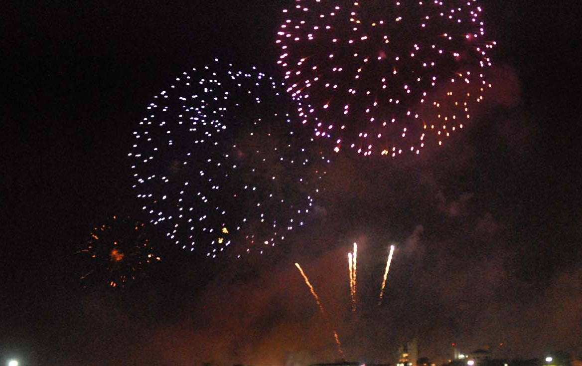 Curitiba brilha no Natal, mas vira discreta no Ano Novo