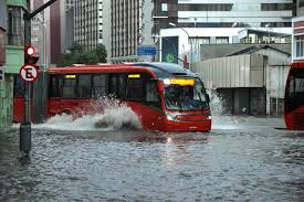 Chuva intensa volta a causar alagamentos em Curitiba