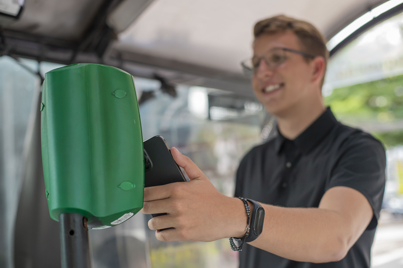 Estações-tubo e ônibus voltam a aceitar pagamento por celular e relógios inteligentes